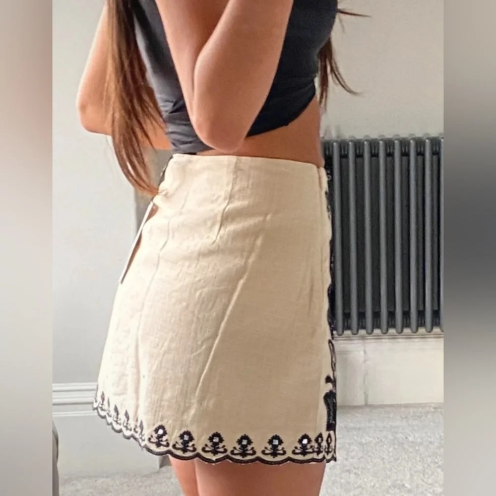Zara cream balance embroidered mini skirt - Picture 3 of 3